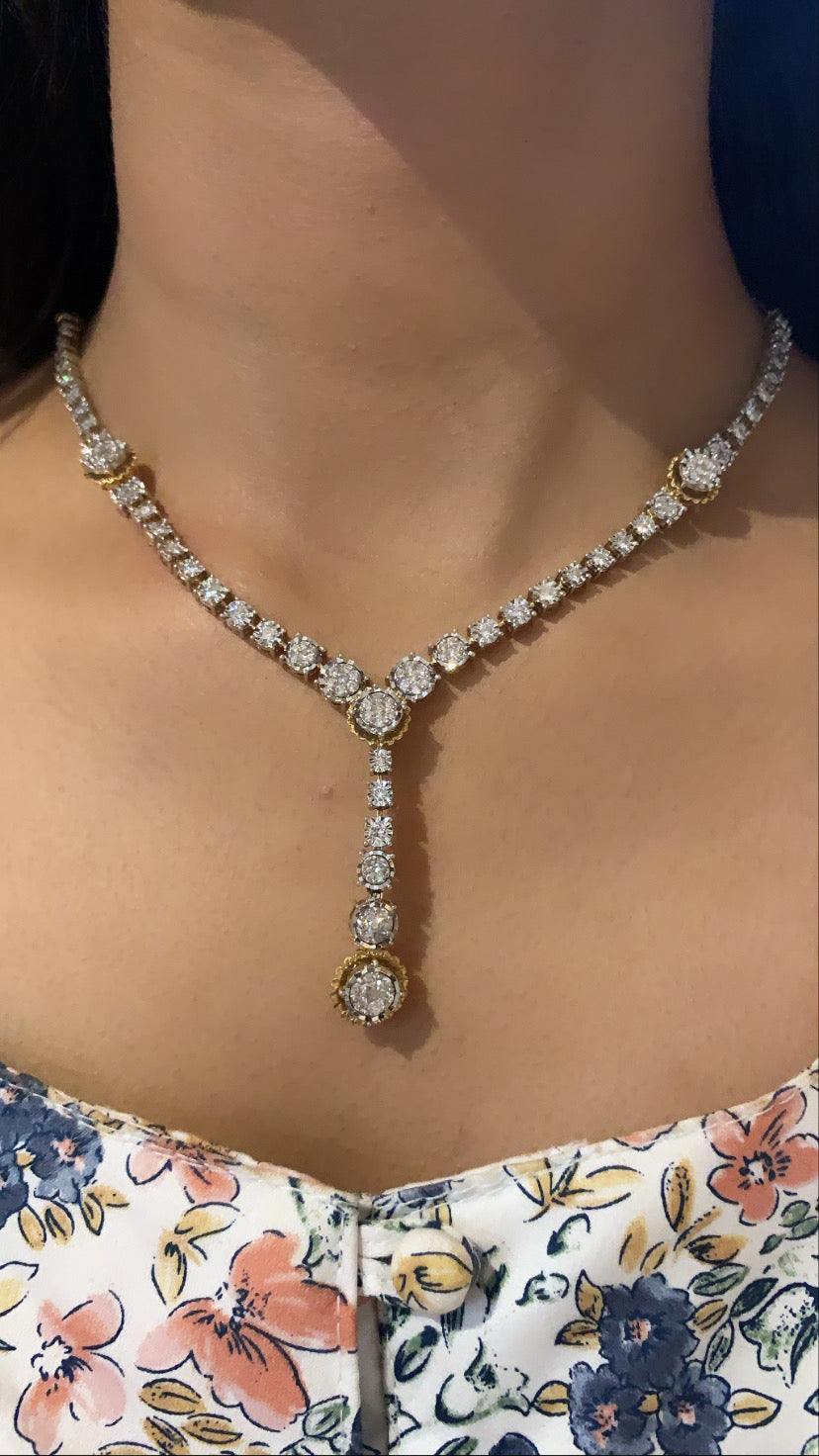 Aura pear-shaped diamond pendant | De Beers US